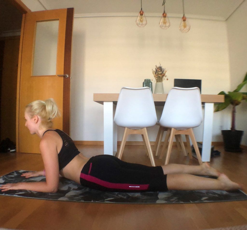 yoga estirar espalda